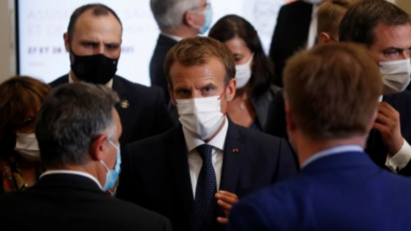 Internan en un psiquiátrico al joven que atacó con un huevo al presidente de Francia