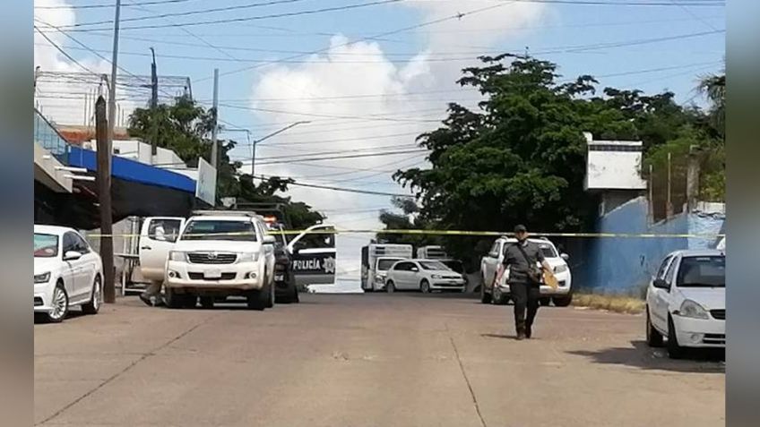 Terror en Culiacán: Ejecutan a automovilista al exterior de un puesto de frutas; le dieron en la cabeza