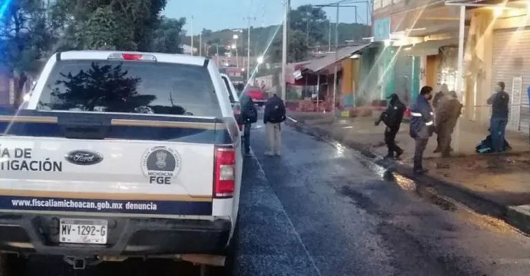 Autoridades llegan al sitio del crimen