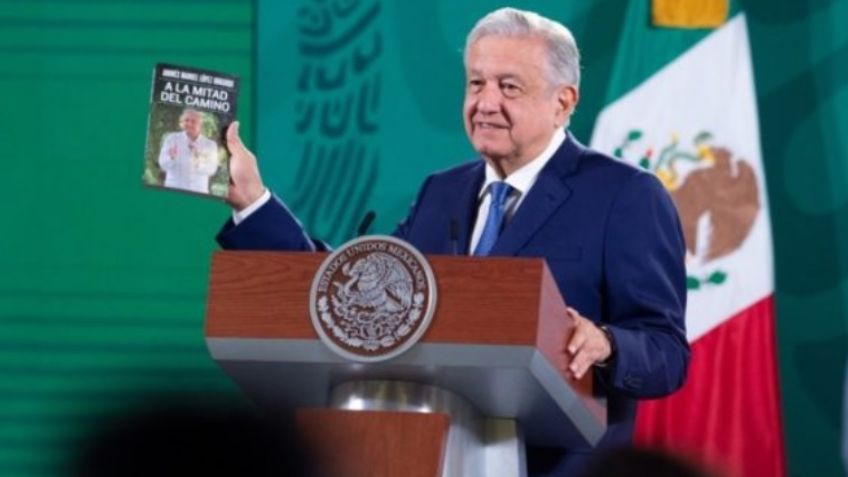 Redes exhiben a AMLO por su libro 'A mitad del camino"; señalan que él no lo escribió