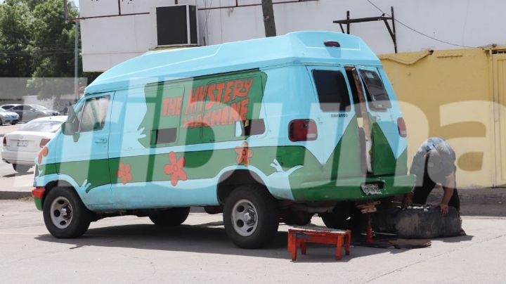 Pareja de turistas se queda atrapada en Ciudad Obregón; viajan en la 'Máquina del Misterio'