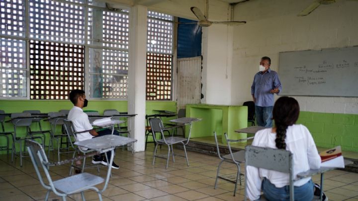 Tras la detección de 2 casos de Covid-19 en escuelas de Puebla, siguen las clases presenciales
