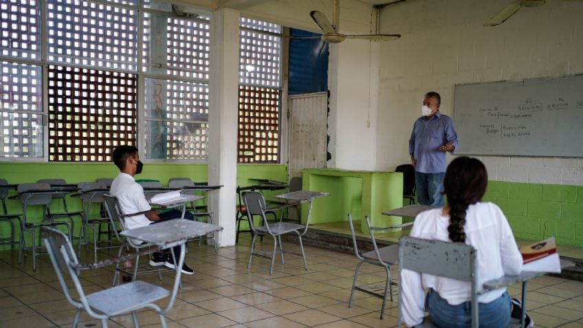 Tras la detección de 2 casos de Covid-19 en escuelas de Puebla, siguen las clases presenciales