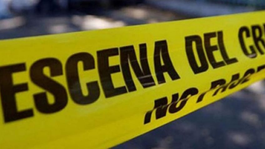 Agentes policíacos localizan cadáver putrefacto a la orilla de un campo deportivo en Michoacán