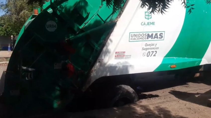 Carro recolector de basura cae en otro socavón mientras operaba al sur de Ciudad Obregón