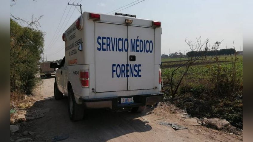 A la orilla de la carretera, localizan el cuerpo de un hombre con signos de violencia