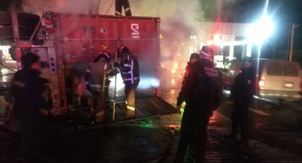 Trailer se impacta en la México-Puebla; cabina se incendia y termina calcinada