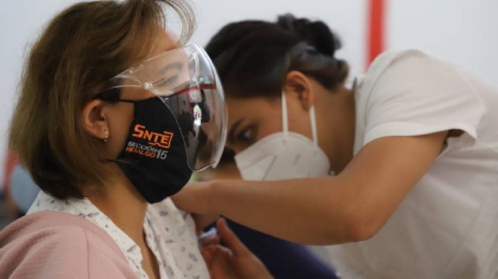 Vacuna de refuerzos para maestros requerirá formato obtenido por cada entidad