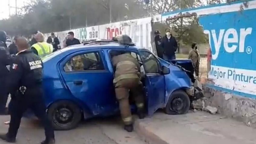 Hermosillo: Joven pierde el control del vehículo y se estampa contra barda de una secundaria