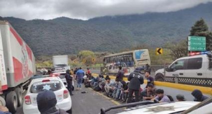 Brutal accidente: Pierde el control y colisiona en autopista; ocultaba a más de 30 migrantes