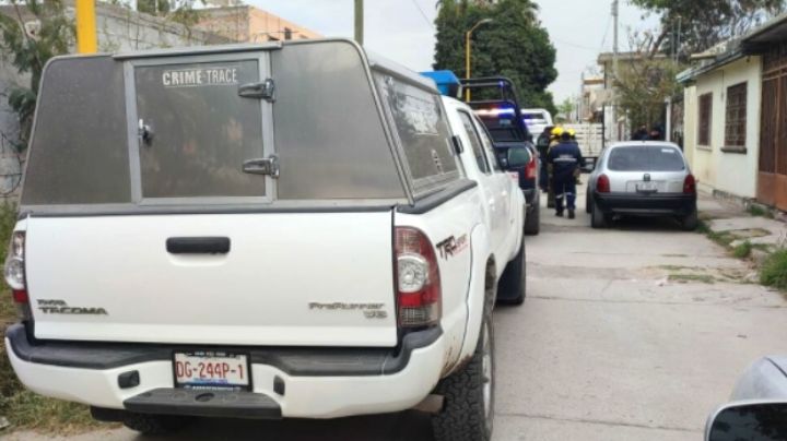 Familiares acuden a visitar a un hombre y lo encuentran muerto; yacía tirado en un pasillo