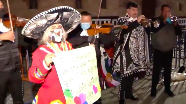 Simpatizantes llevan mariachi a Palacio Nacional; fueron para AMLO y su esposa