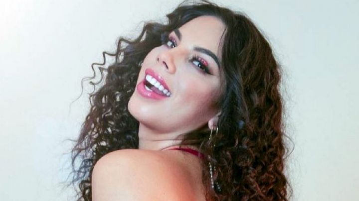 Tras dejar Badabun, Lizbeth Rodríguez sorprende con imponente bañador rosa en la playa