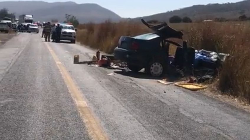 Tragedia: Un hombre y un bebé de un año mueren tras brutal colisión en carretera de Jalisco