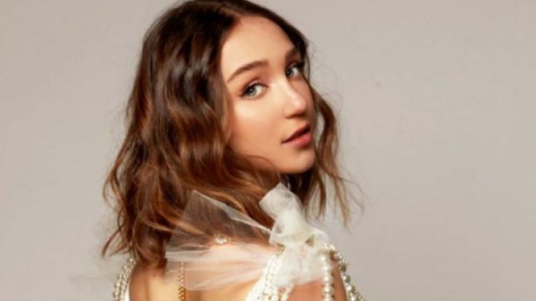 Nina Rubín felicita a Mía por su cumpleaños número 19