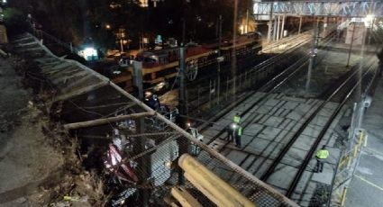 ¡De no creerse! Camioneta cae a vías del Tren Suburbano en Edomex y autoridades se movilizan