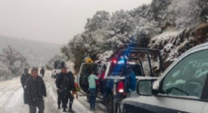 Autoridades se movilizan para rescatar a 40 personas tras nevada en autopista de México