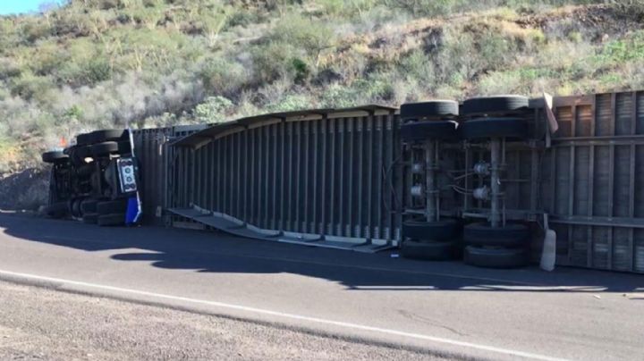 Tras perder control de la unidad, conductor sale ileso de volcamiento en libramiento de Guaymas