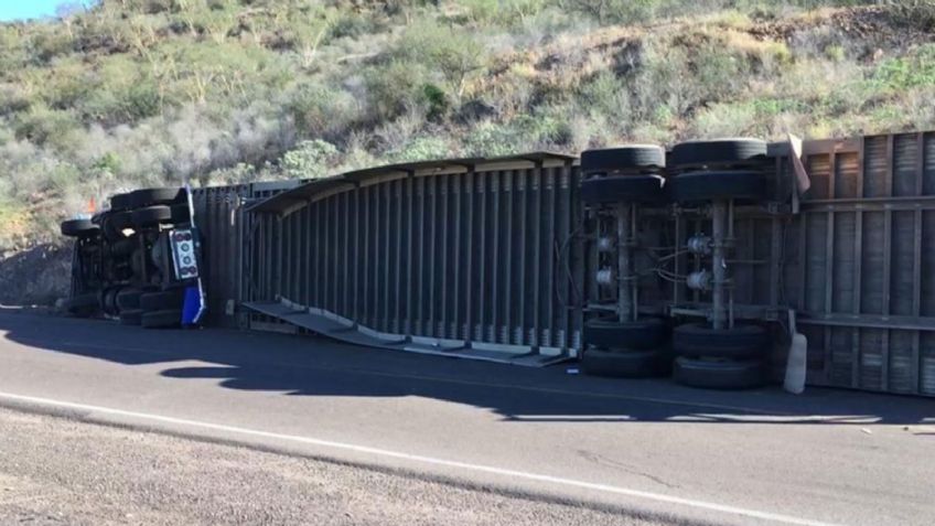 Tras perder control de la unidad, conductor sale ileso de volcamiento en libramiento de Guaymas