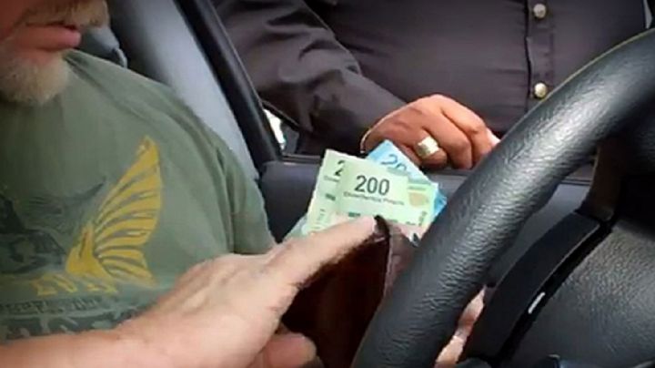 Cada minuto 13 mexicanos pagan 'mordidas' a policías o burócratas, revela el Inegi