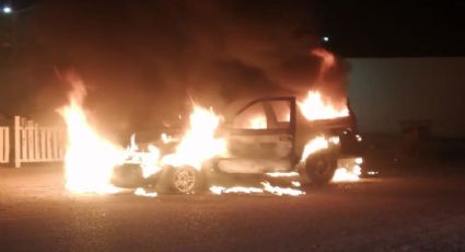 Por una falla mecánica, pick up se incendia en Ciudad Obregón y deja pérdidas totales
