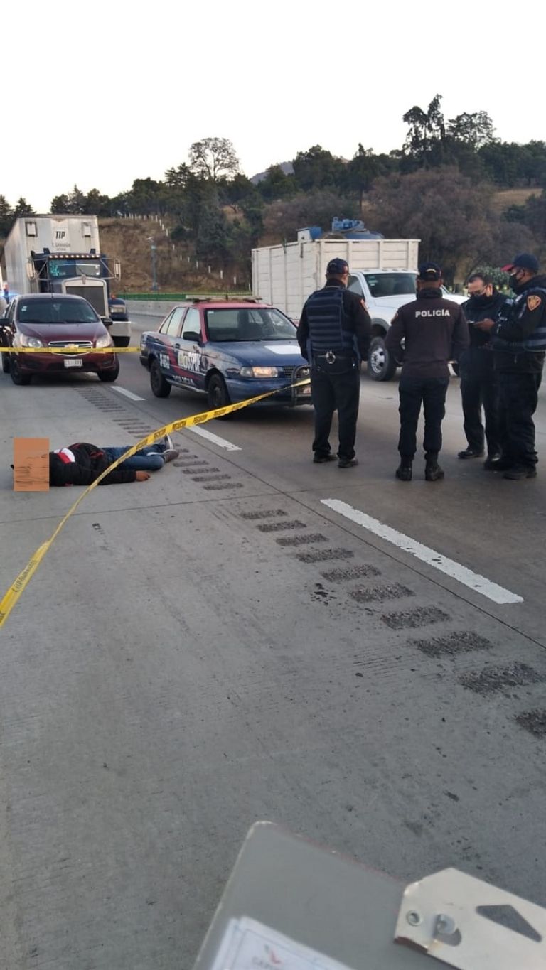 En la imagen, la víctima mortal del fuego cruzado que se desató en la México-Puebla