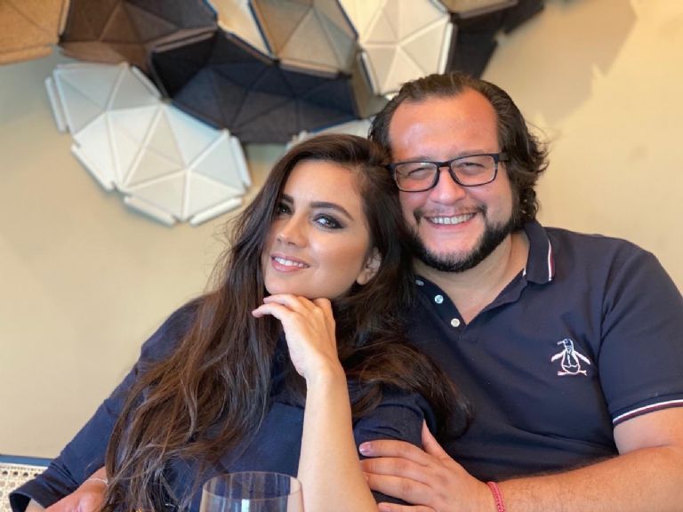 En la imagen, Carolyn Adams y José Ramón López Beltrán, el hijo mayor de AMLO