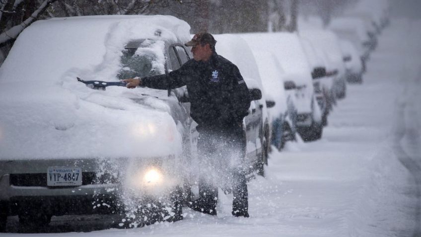 ¡Estado de emergencia en EU! Por tormenta invernal, suspenden más de 3 mil 500 vuelos