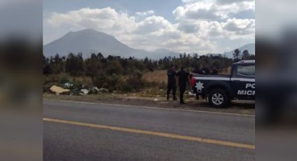 Sin ropa y con huellas de tortura, dejan cuerpo a la orilla de la carretera en Michoacán; fue degollado