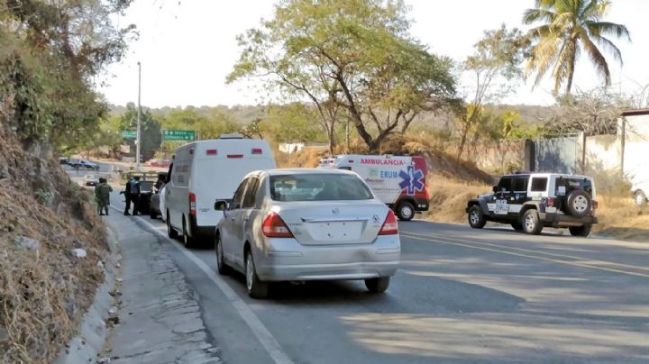 Pareja es ejecutada a balazos al transitar a bordo de su automóvil en Morelos