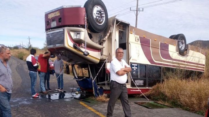 'Camionazo' en carretera de Sonora deja por lo menos 30 lesionados, dos de gravedad