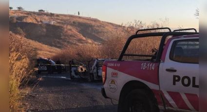 Dentro de un automóvil en llamas, autoridades localizan dos cadáveres calcinados