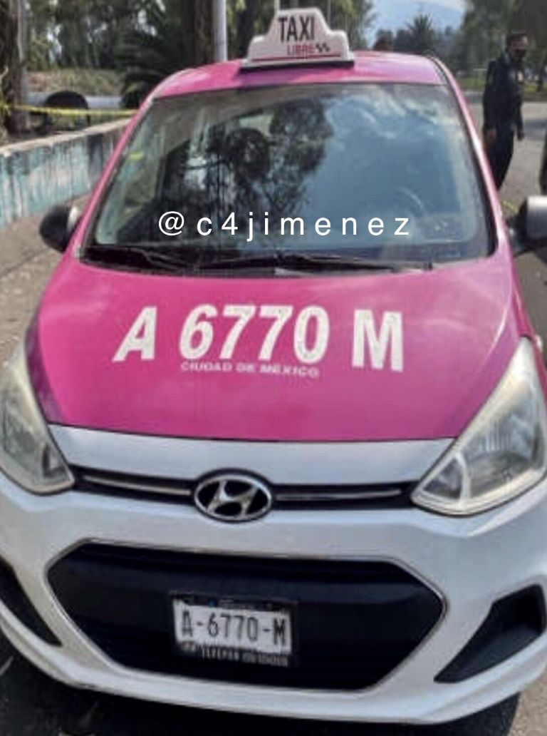 En la imagen, el taxi en donde Arturo trasportaba el cadáver de Andrea