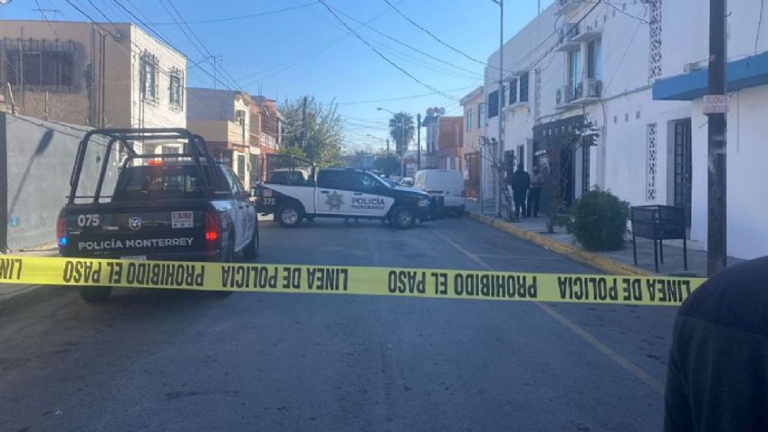 En el centro de Monterrey, comando armado aniquila a tiros a un hombre; le dieron en el tórax y abdomen