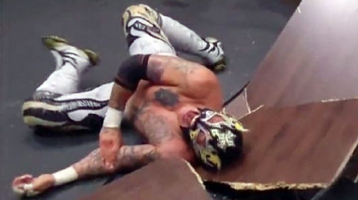 VIDEO: Luchador Rey Fénix sufre terrible accidente en pleno show y es hospitalizado