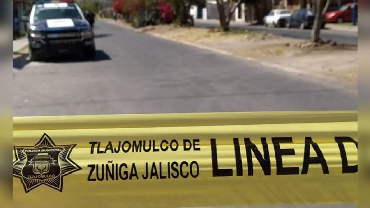 Junto a un camino de terracería, abandonan a un 'encobijado' en Tlajomulco