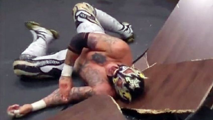 VIDEO: Luchador Rey Fénix sufre terrible accidente en pleno show y es hospitalizado