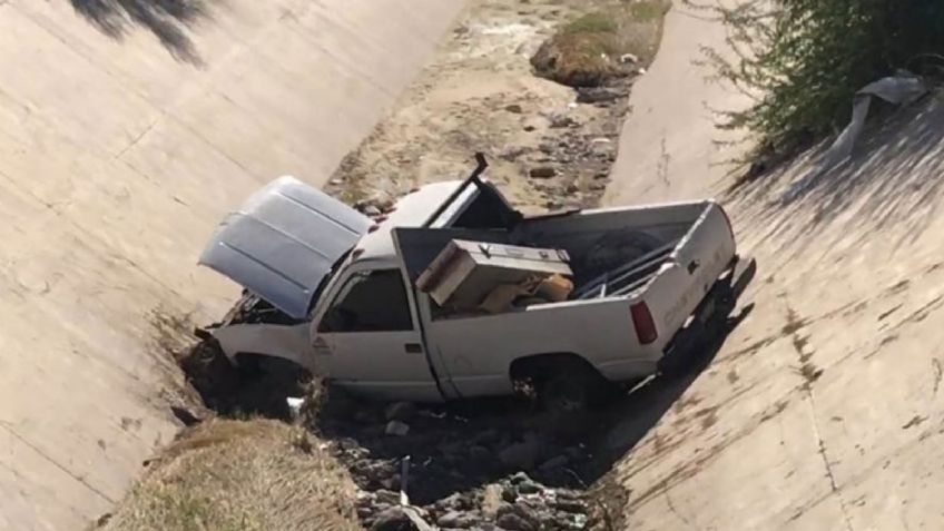 Tras perder el control del vehículo, cae al fondo de un canal al poniente de Hermosillo