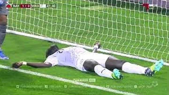 VIDEO: Jugador africano se desploma en pleno partido de futbol y sufre convulsiones