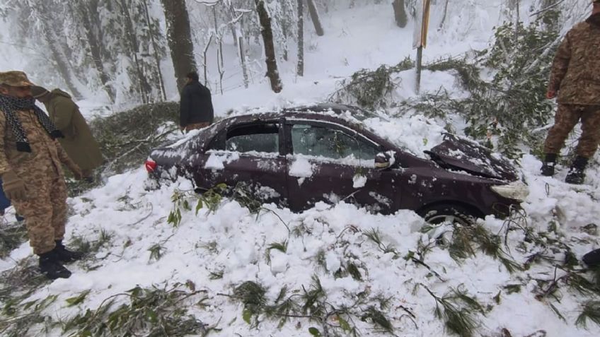 Tormenta de nieve en Pakistán deja 21 personas muertas atrapadas en sus autos