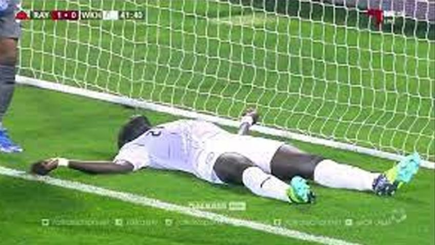 VIDEO: Jugador africano se desploma en pleno partido de futbol y sufre convulsiones