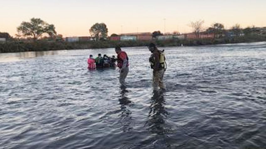 VIDEO: Rescatan a dos mujeres y cuatro menores en el Río Bravo; hay una embarazada