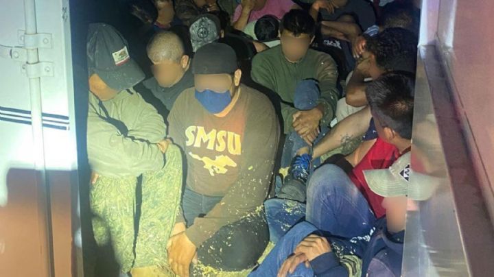 En Arizona, encuentran a 33 migrantes ocultos en un remolque para caballos; hay 2 detenidos