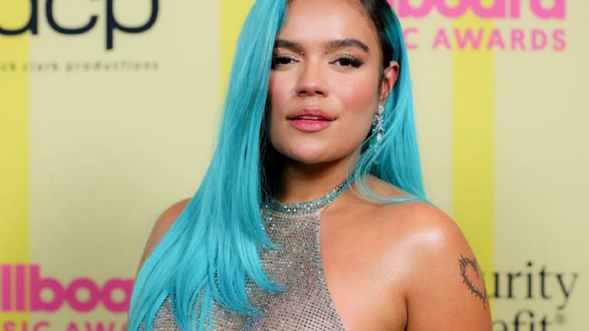 Tras sufrir caída en el escenario, cantante sorprende a sus fans al hacer esto en pleno concierto