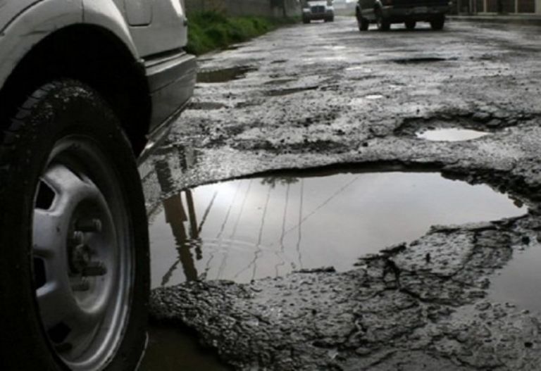 El problema de baches corresponde a los gobiernos locales, asegura AMLO. Foto: Internet