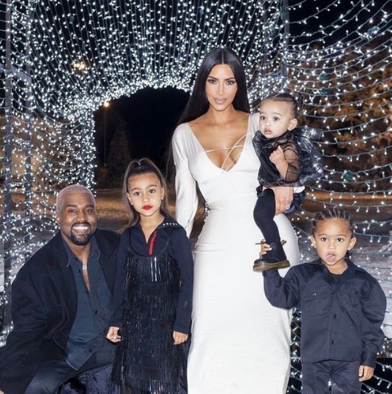 Fotografía de Kim Kardashian, Kenye West y su familia
