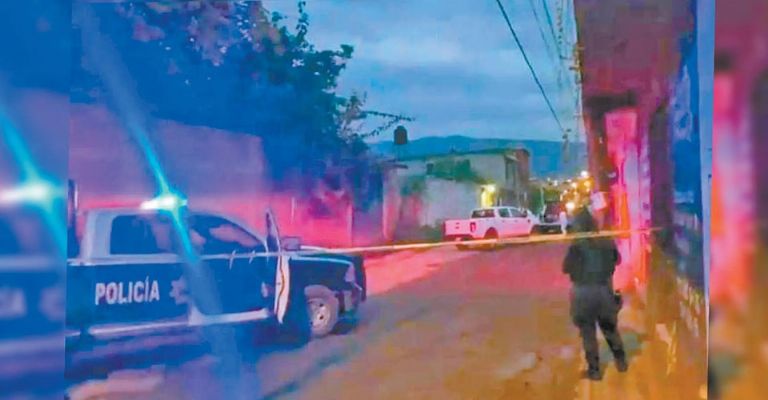 Autoridades llegan al sitio del crimen