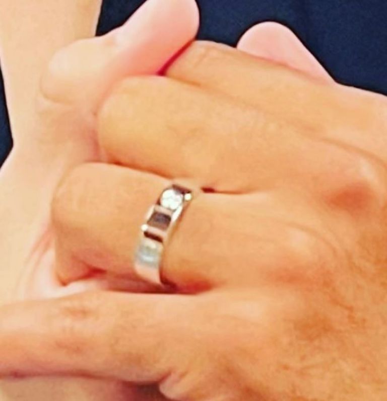 Dio presume su anillo de compromiso