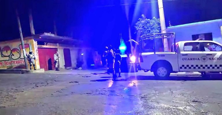 Autoridades llegan al sitio del crimen