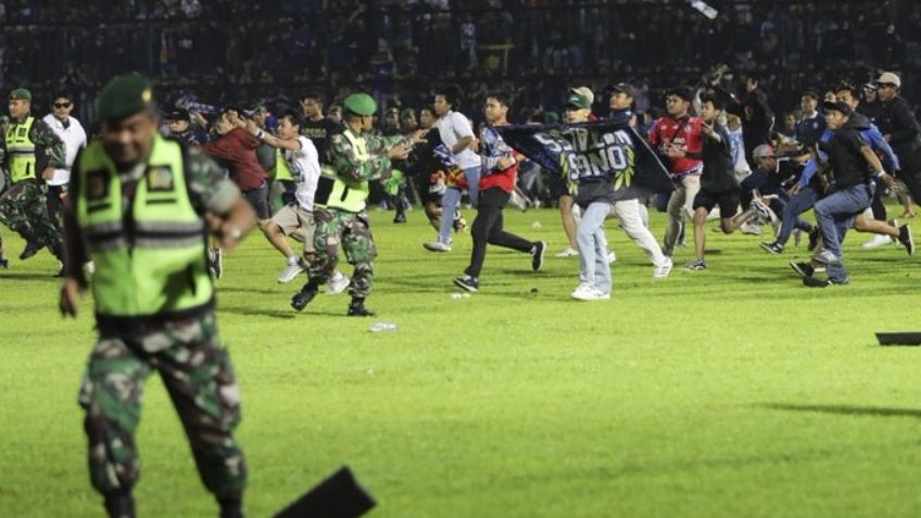 Tragedia en el fútbol: Batalla campal en un partido de Indonesia deja un saldo oficial del 125 muertos
